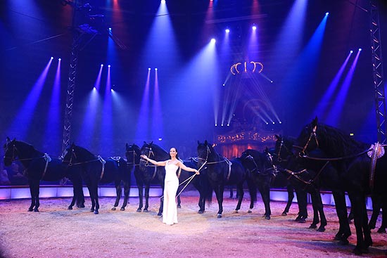 Circus Krone 1. Winterspielzeit 2020: „Hereinspaziert - Manege frei!“ ist der Programmtitel des ersten Programmes der 101. Wintersaison. Premiere am 25.12.2019.